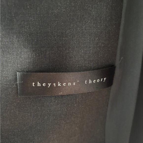 Stunning Theyskens’ Theory Blazer with split neck size 8. Very well cut. - Picture 2 of 4